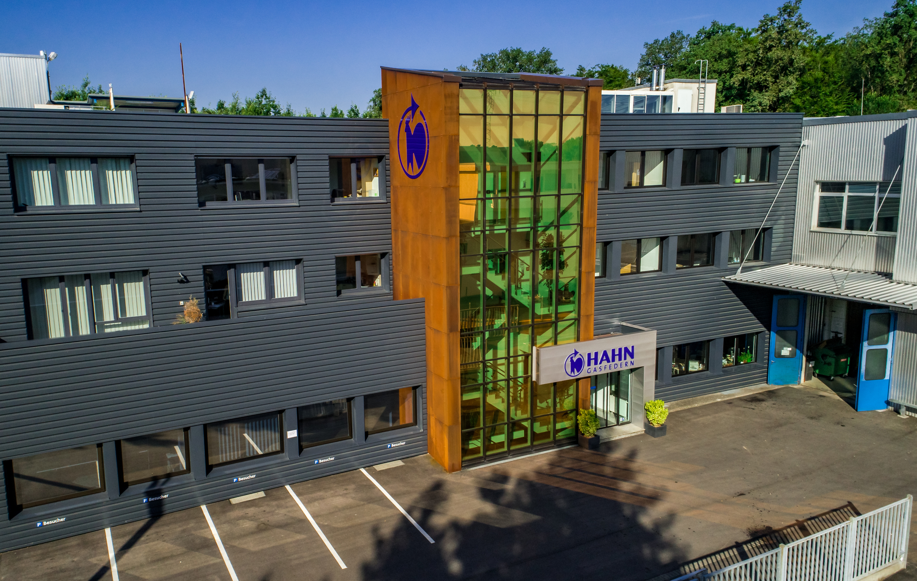 Bild des Firmengebäudes von HAHN-Gasfedern – Hauptsitz und Produktionsstätte des Unternehmens.