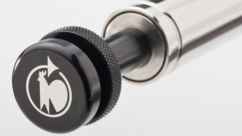 Detailansicht einer Gasfeder mit integriertem Auslösesystem von Hahn Gasfedern, ausgestattet mit einem ergonomischen Druckknopf für präzise Steuerung.