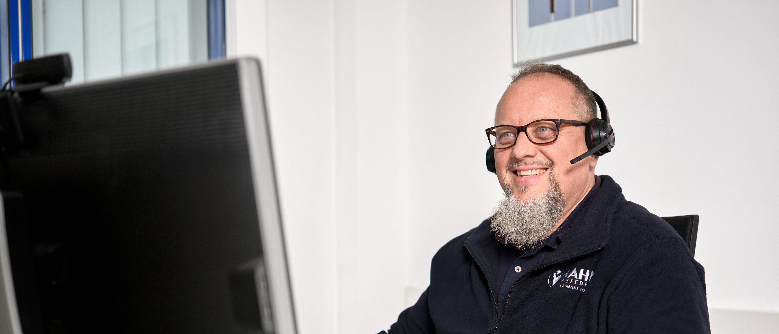 Mitarbeiter:in von Hahn Gasfedern nimmt Anrufe entgegen.