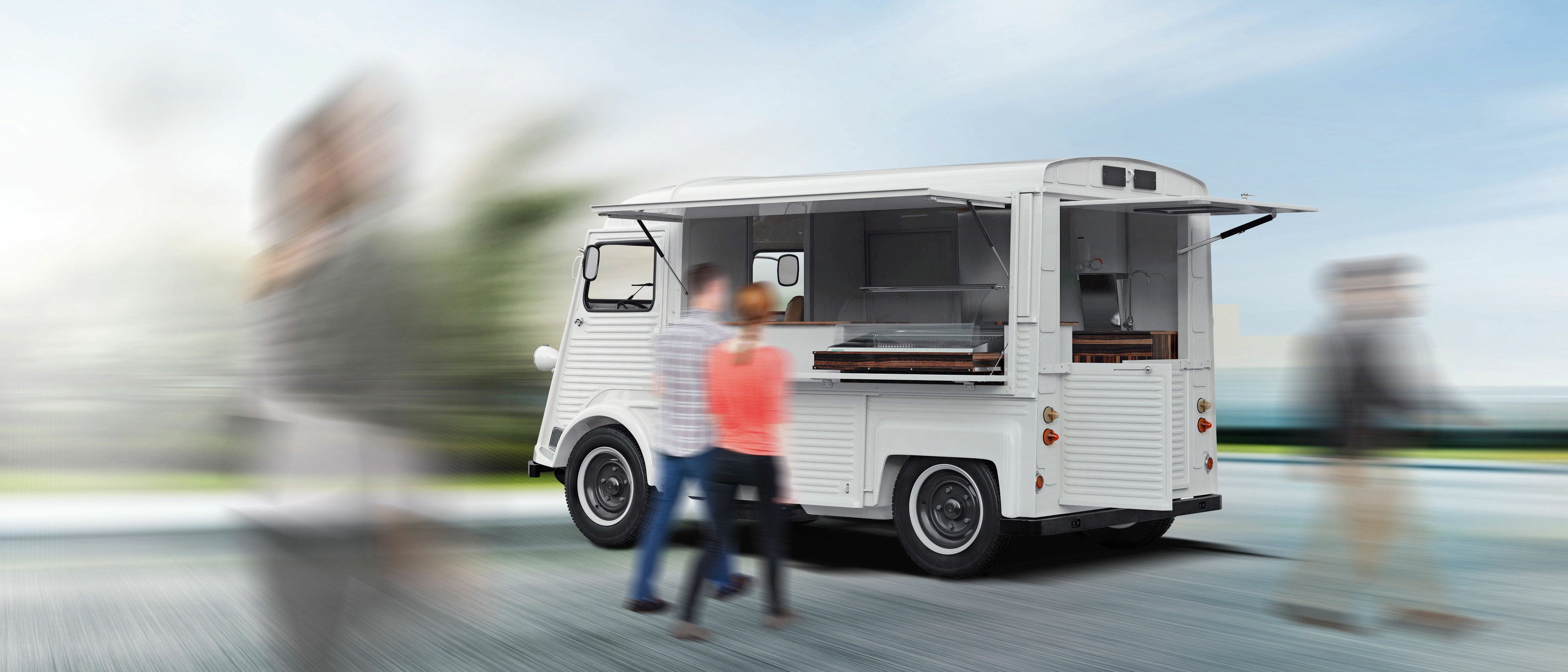 Foodtruck mit geöffneten Klappen, unterstützt durch Gasfedern, die komfortables Öffnen und sicheren Halt gewährleisten.