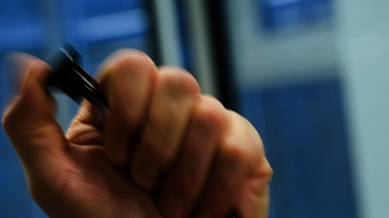 Hand hält ein Auslösesystem mit Bowdenzug zur präzisen Steuerung einer Gasfeder, ideal für ergonomische und sichere Anwendungen.